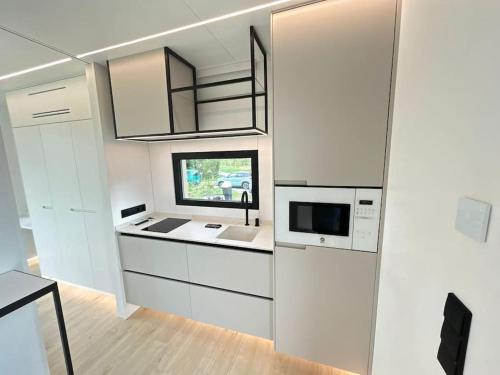 Kuchyň nebo kuchyňský kout v ubytování Tinyhaus im Dorf der Zukunft