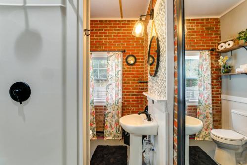 un piccolo bagno con parete in mattoni di Backyard Oasis with Pool Sunny Sumter Studio! a Sumter