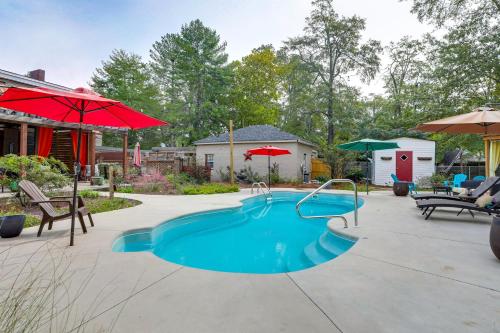 サムターにあるBackyard Oasis with Pool Sunny Sumter Studio!の傘付きの庭のスイミングプール