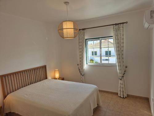 een slaapkamer met een bed en een raam bij Manta Azul in Manta Rota