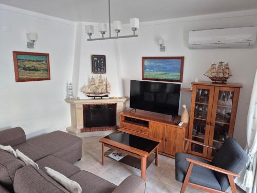 a living room with a couch and a tv at Manta Azul in Manta Rota