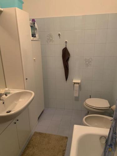 Ένα μπάνιο στο Appartamento zona centrale con barbecue