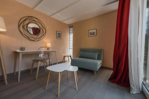 un salon avec une table et une chaise dans l'établissement Studio at Mas Naste, à Eygalières