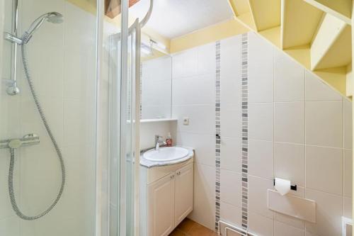 une salle de bain avec un lavabo et une douche dans l'établissement Le Provence, appartement 6 pers, 5 min des plages, au Lavandou