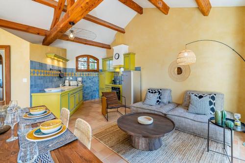 un salon avec un canapé et une table dans l'établissement Le Provence, appartement 6 pers, 5 min des plages, au Lavandou