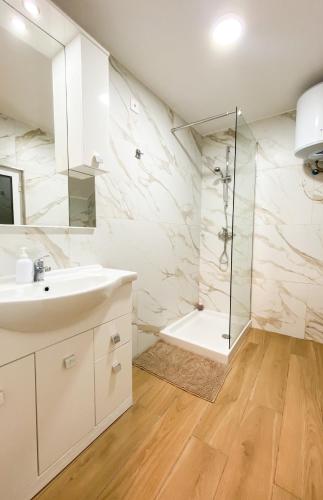 Bagno di Miami Apartments