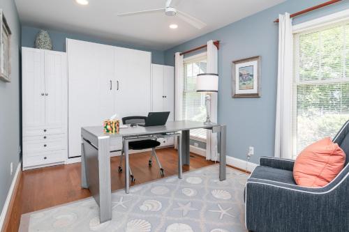 a home office with a desk and a chair at Baydream Believer in Saint Michaels