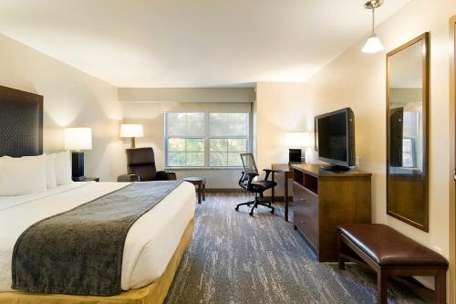 Телевизор и/или развлекательный центр в ClubHouse Hotel and Suites