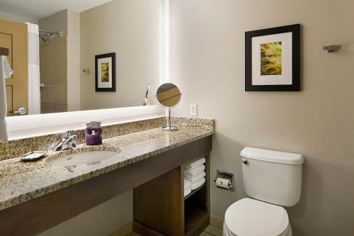 Ванная комната в ClubHouse Hotel and Suites