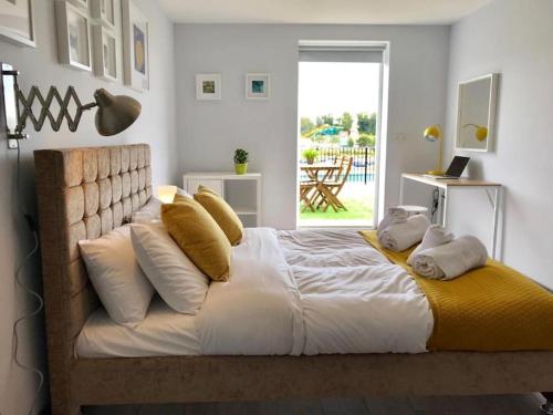 Ένα ή περισσότερα κρεβάτια σε δωμάτιο στο The Turner Apartment - Margate Beach - By Goldex Coastal Breaks