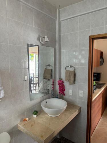 a bathroom with a bowl sink and a mirror at Apartamento cerca del mar in Puerto Morelos