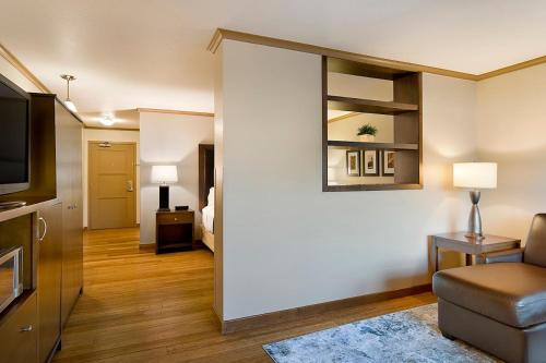 Телевизор и/или развлекательный центр в ClubHouse Hotel and Suites