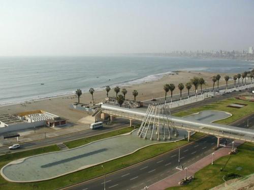 an aerial view of a road next to a beach at Cómodo y Acogedor Departamento Cerca de Barranco y el Circuito de Playas in Lima