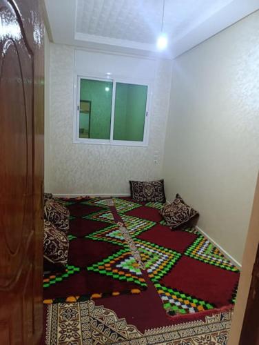 a room with a moroccan rug on the floor at Appartement tradimoderne in Mrhila