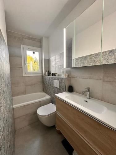 une salle de bain avec toilettes, lavabo et baignoire dans l'établissement Appartement T2 vue mer à Giens, à Hyères