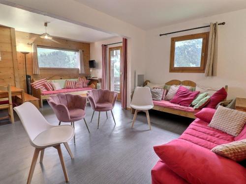 - un salon avec un canapé et des fauteuils rouges dans l'établissement Charmant 3 Pièces, Pieds des Pistes, 7 Pers, Label Méribel, Wi-Fi, Balcon Orienté Sud-Est - FR-1-182-49, à Méribel