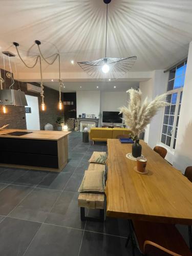 Il comprend un salon avec une table à manger et une cuisine. dans l'établissement Appart 110m2 quartier médiéval, à Clermont-Ferrand