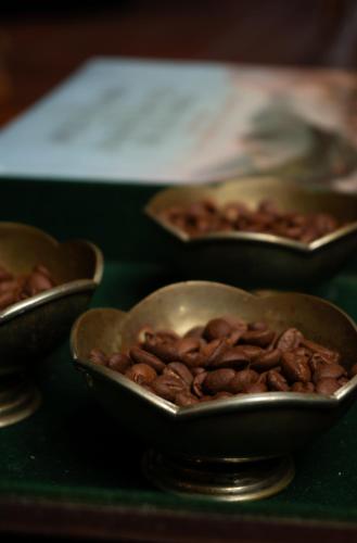 a bunch of pans filled with coffee beans on a table at Hotel Hacienda Supracafe in Popayan