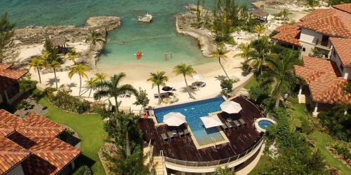 Gallery image of Casa Luna 17 - Gated Seaside Village with Shared Pool, Jacquzi, & Beach Cove in George Town