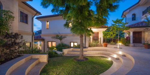 Gallery image of Casa Luna 17 - Gated Seaside Village with Shared Pool, Jacquzi, & Beach Cove in George Town