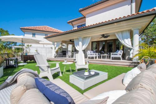 Φωτογραφία από το άλμπουμ του Casa Luna 16 - Gated Seaside Village with Shared Pool, Jacquzi, & Beach Cove στη Τζωρτζ Τάουν