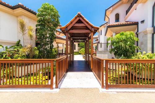 Φωτογραφία από το άλμπουμ του Casa Luna 16 - Gated Seaside Village with Shared Pool, Jacquzi, & Beach Cove στη Τζωρτζ Τάουν