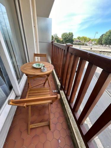 d'une petite table et d'une chaise sur un balcon. dans l'établissement Studio hyper centre Trouville, à Trouville-sur-Mer