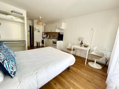 Ένα ή περισσότερα κρεβάτια σε δωμάτιο στο Studio hyper centre Trouville