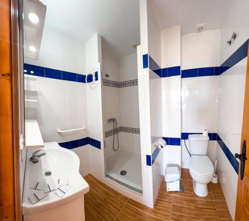 Ένα μπάνιο στο La Tortuga Lodging Rooms