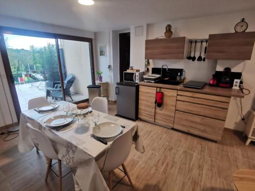 une cuisine avec une table et des chaises dans une pièce dans l'établissement Appartement proche disney, à Montévrain