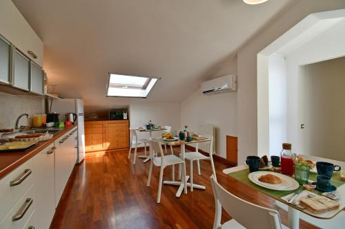 eine Küche mit einem Tisch und Stühlen in einer Küche in der Unterkunft Amaranda B&B in Catania