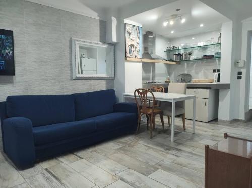 Center Apartment with Private Yard YR11