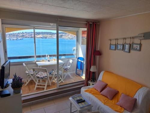 un salon avec un canapé et une vue sur l'océan dans l'établissement Arche de Noé 208, studio vue mer, au Cap d'Agde