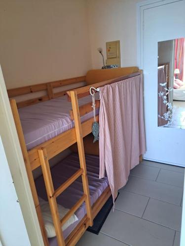 quelques lits superposés dans une chambre dans l'établissement Arche de Noé 208, studio vue mer, au Cap d'Agde