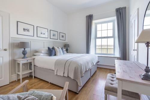 Ένα ή περισσότερα κρεβάτια σε δωμάτιο στο Ty Carmel - Carmel House