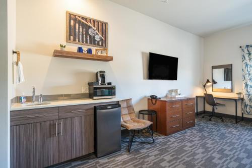 a room with a kitchen with a sink and a microwave at The Lodge Lake Chelan in Manson