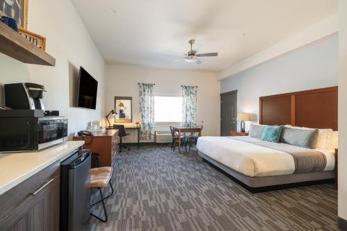 a hotel room with a bed and a kitchen at The Lodge Lake Chelan in Manson