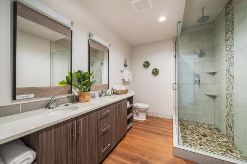 a bathroom with two sinks and a shower at The Lodge Lake Chelan in Manson