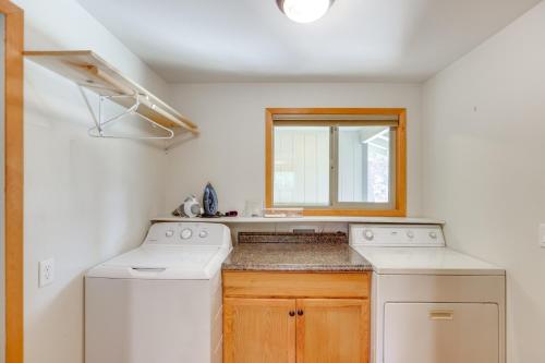 Φωτογραφία από το άλμπουμ του Ping-Pong and Private Hot Tub Family Cabin in Bend! σε Bend