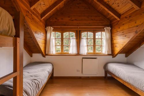 two bunk beds in a room with a window at Casas de alquiler Del Encuentro in San Martín de los Andes