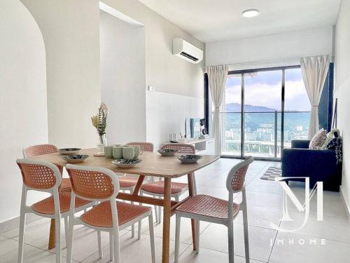 a dining room with a wooden table and chairs at Majestic Maxim near UCSI MRT 康乐夜市 #37 in Kuala Lumpur