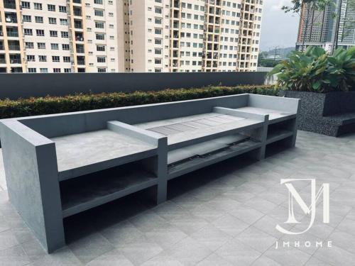a bench sitting on the side of a building at Majestic Maxim near UCSI MRT 康乐夜市 #37 in Kuala Lumpur