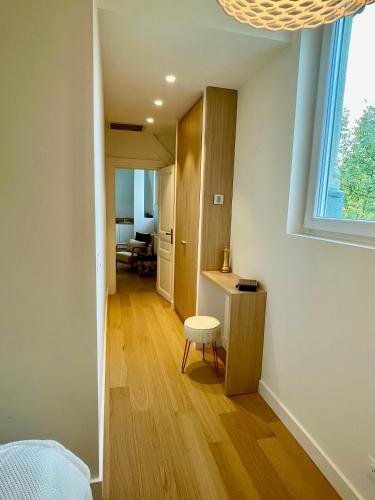 une chambre avec un lit, un bureau et une fenêtre dans l'établissement Appartements de charme du Général Leclerc - Place d'Erlon - Hypercentre - Gare - Reims, à Reims