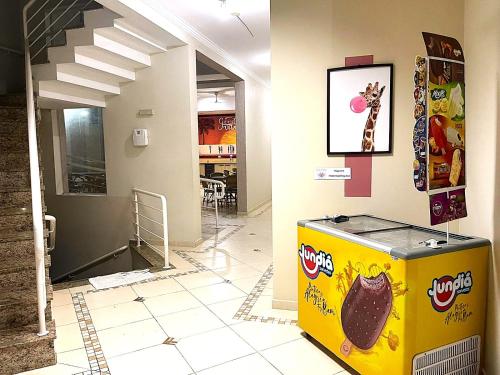 a hallway with a vending machine in a building at Hotel Rosa da Ilha Guaruja - Perto do Mar com piscina in Guarujá