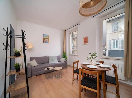 un salon avec un canapé et une table dans l'établissement Paradis en ville, à Marseille