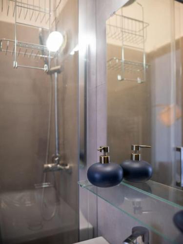 La salle de bains est pourvue d'une étagère en verre avec un miroir. dans l'établissement Paradis en ville, à Marseille