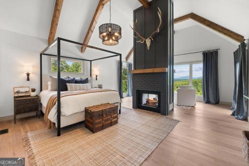 une chambre avec un lit et une cheminée dans l'établissement Golden Hill Retreat & Guest House, à Cleveland