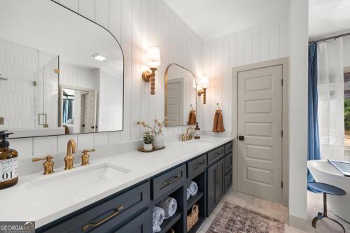 une salle de bain avec un lavabo et un miroir dans l'établissement Golden Hill Retreat & Guest House, à Cleveland