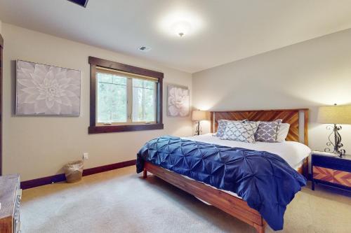 Una cama o camas en una habitación de Evergreen Escape