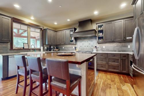 Una cocina o cocineta en Evergreen Escape